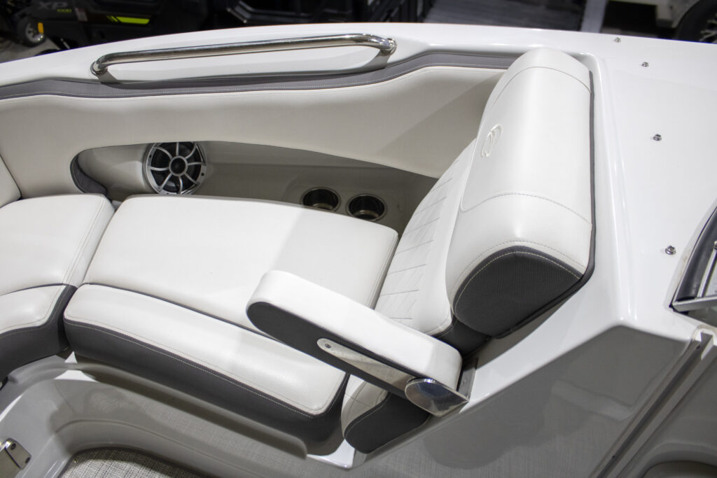 2022 Crownline E235