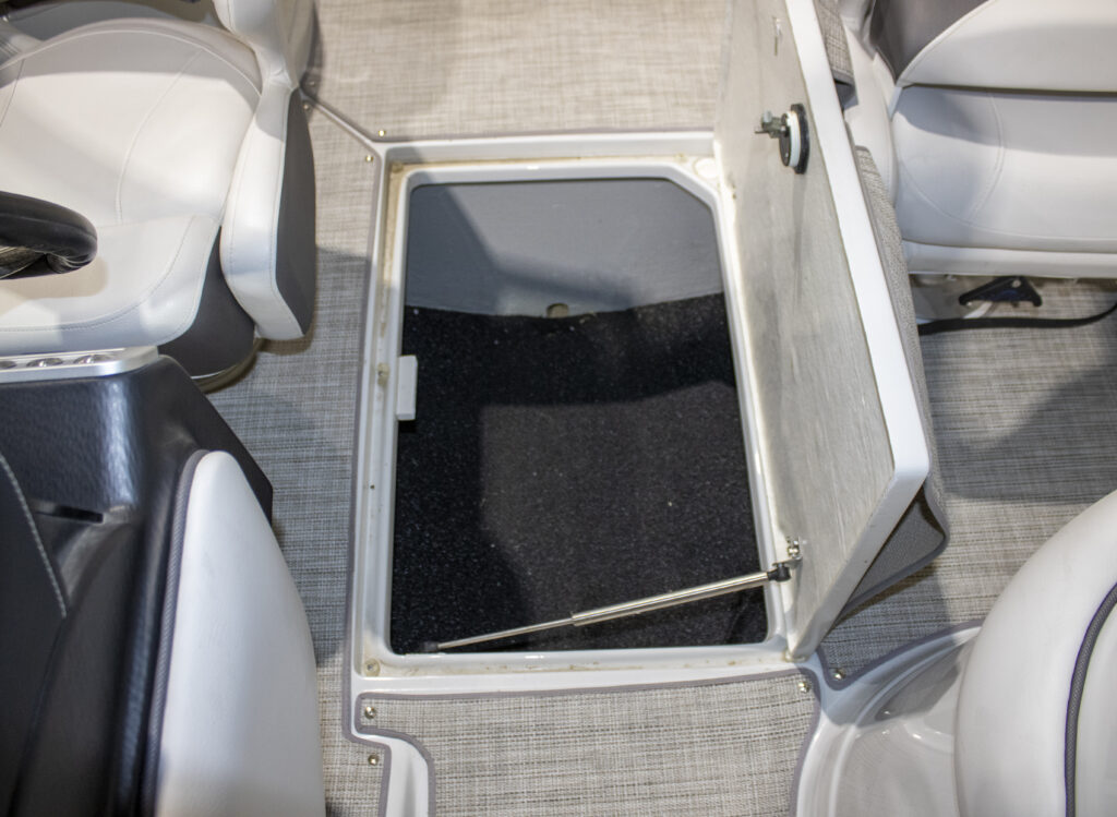 2022 Crownline E235