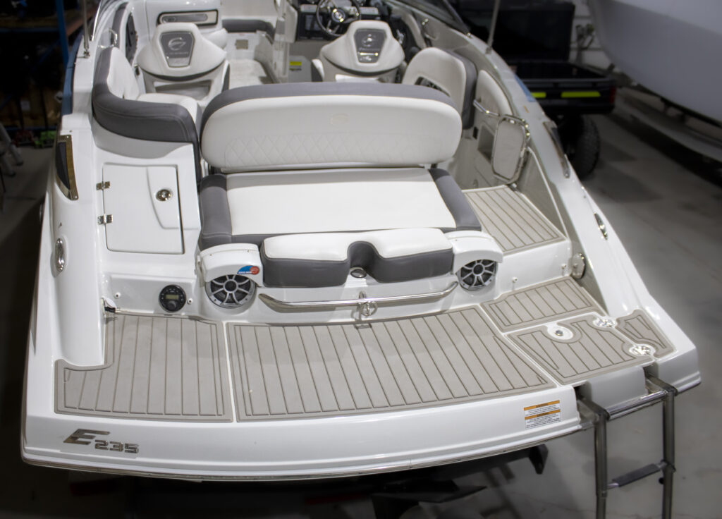 2022 Crownline E235