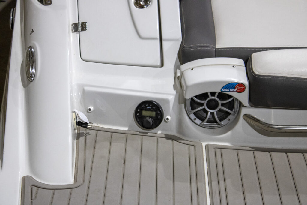 2022 Crownline E235