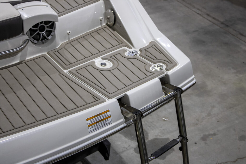 2022 Crownline E235
