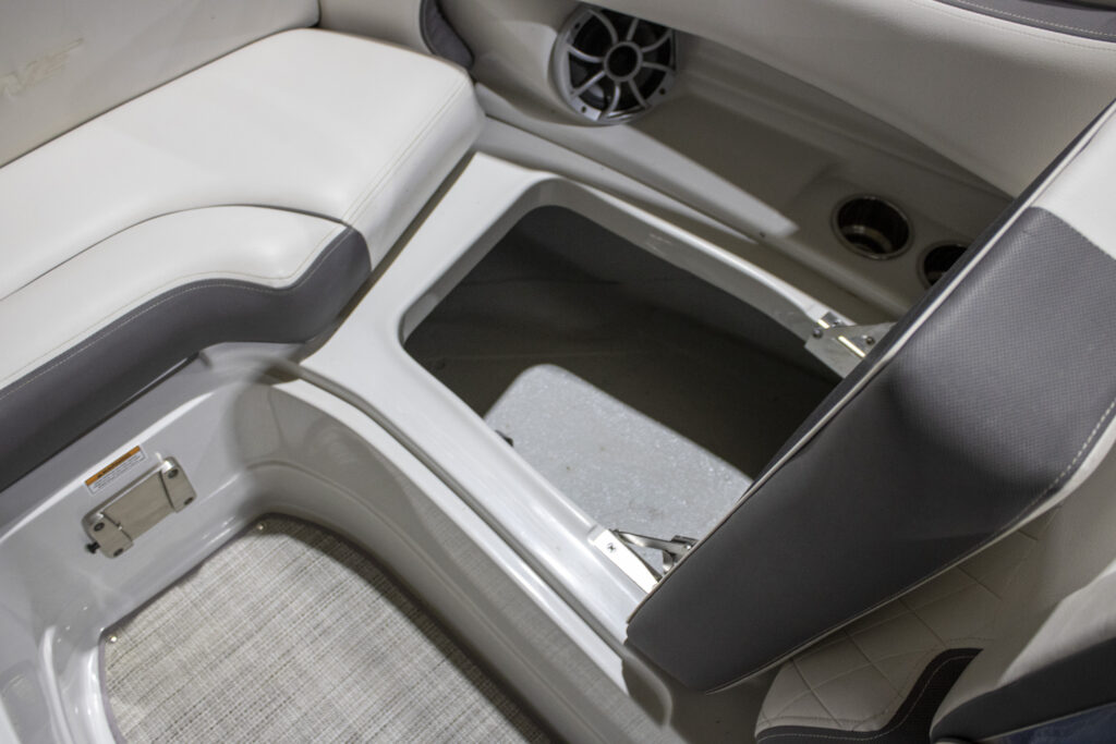 2022 Crownline E235