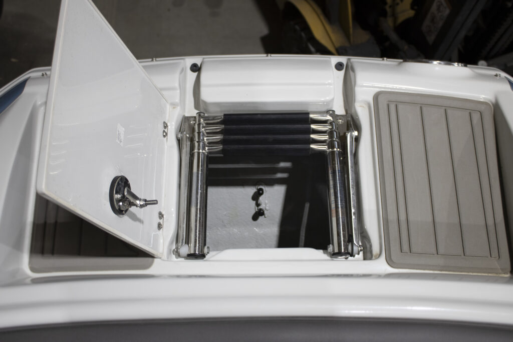 2022 Crownline E235