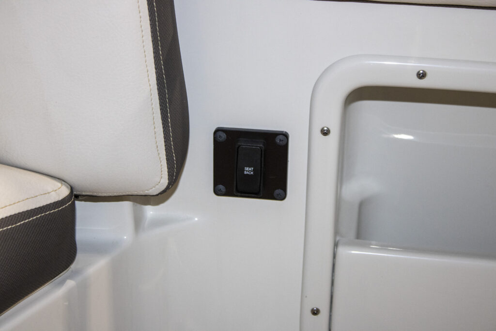 2022 Crownline E235
