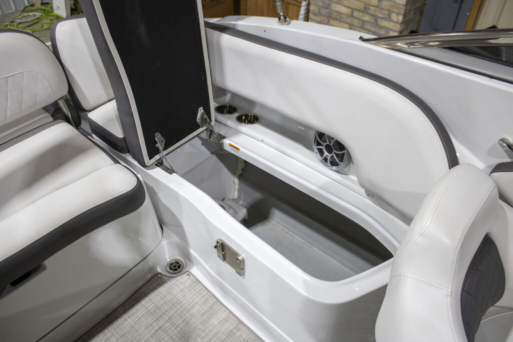 2022 Crownline E235